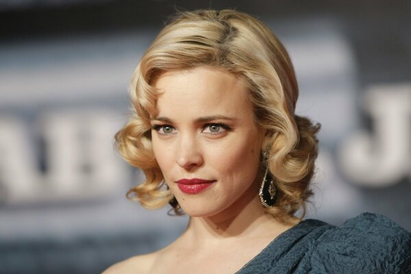 Rachel McAdams z czerwoną szminką