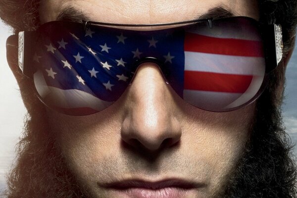 Das Gesicht eines Mannes mit Brille mit US-Flagge