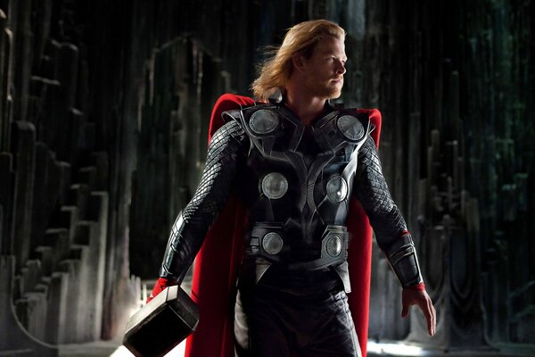 Thor heroico con un martillo en la mano