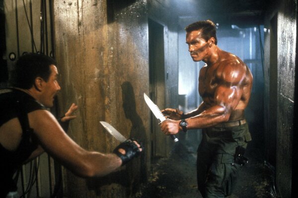 Arnold in einem Messerduell im Film Kommando