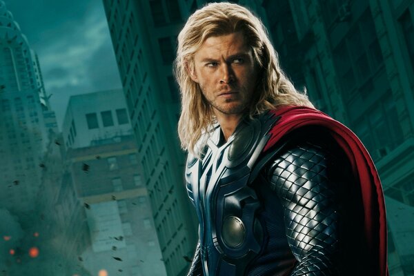 Thor dans le manteau rouge du film Avengers