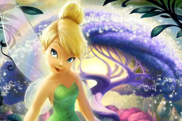 Fata Tinkerbell sullo sfondo di un albero magico