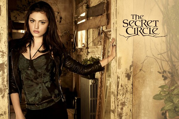 Phoebe Tonkin en el círculo Secreto 