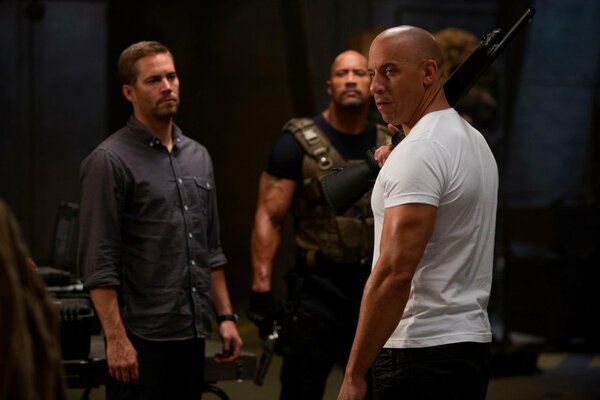 Trois hommes avec des armes, une image du film Fast and Furious