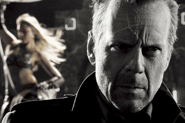 Bruce Willis i Jessica Alba w filmie Sin City