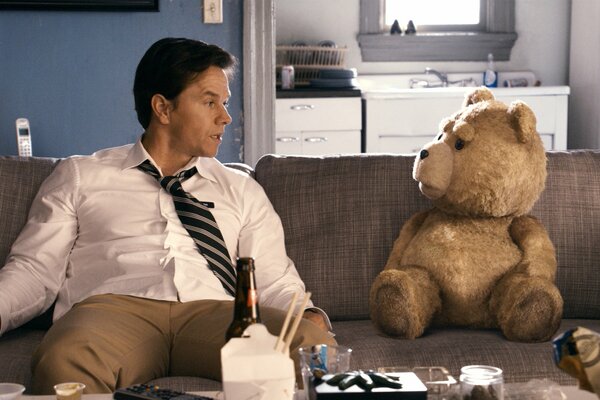 Ted Bear y John Bennett en el Sofá