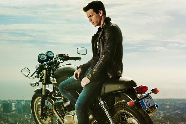 Mario Casas smutny na motocyklu