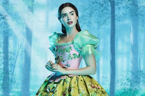 Lily collins als Prinzessin aus dem Märchen Schneewittchen