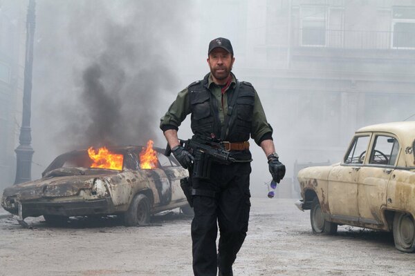 Chuck Noris en el fondo de un coche en llamas