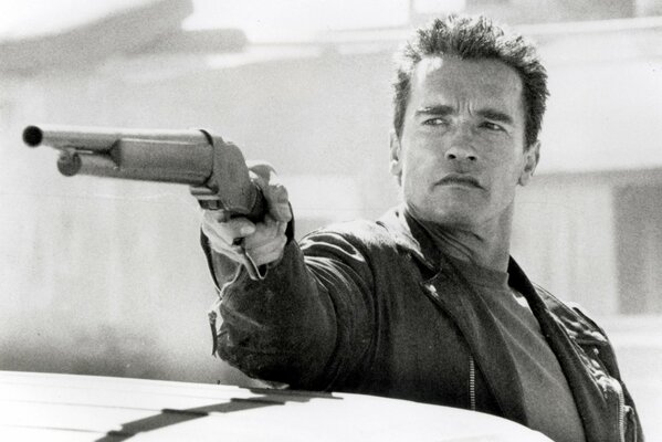 Arnold Schwarzenegger in the movie Terminatro 2 