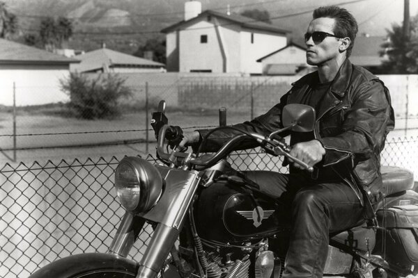 Arnold Schwarznegger fährt ein Motorrad