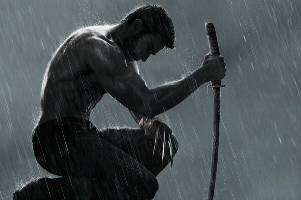 Wolverine con espada bajo la lluvia