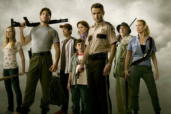 The heroes of the TV series The Walking Dead are fighting zombies