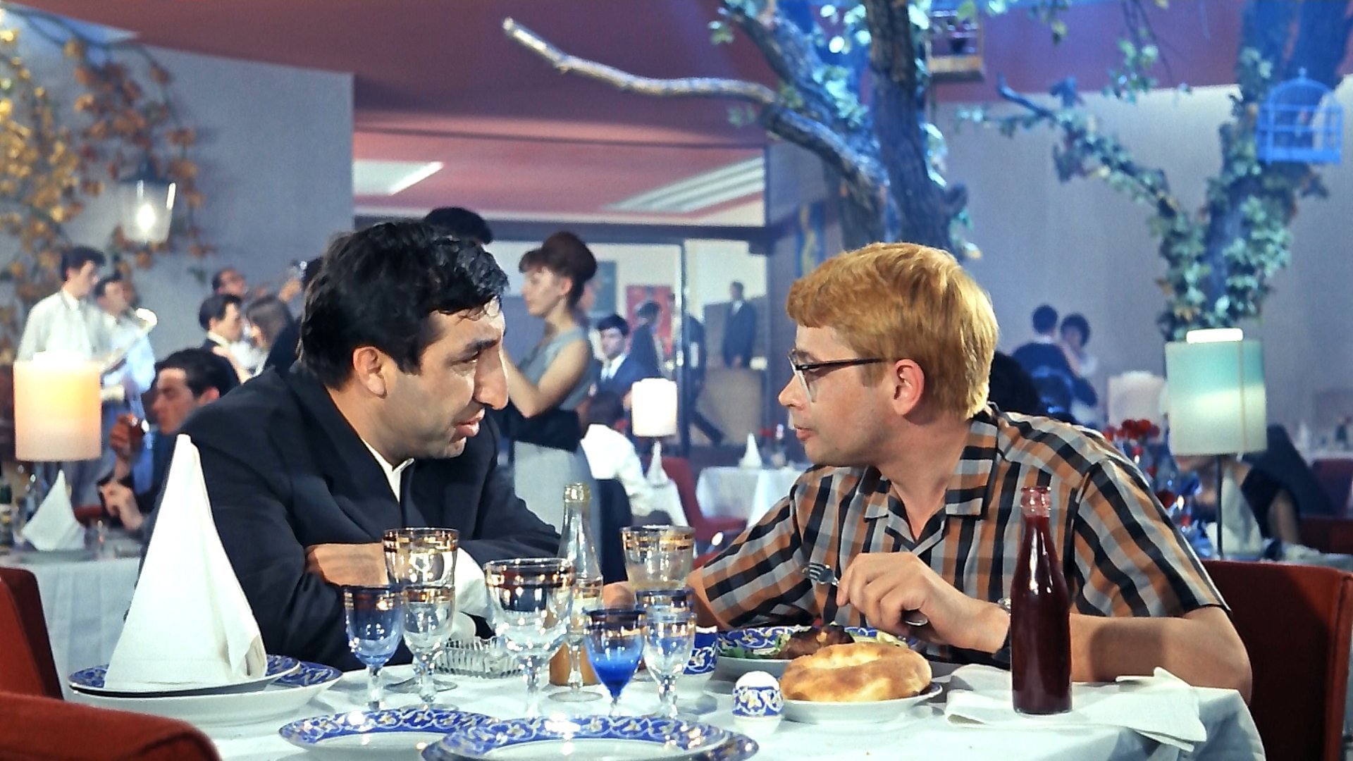 el cautivo caucásico o las nuevas aventuras de shurik película clásicos comedia frunzik mkrtchyan alexander demyanenko leonid gaidai restaurante mesa cena pájaro patético baile fondo de pantalla