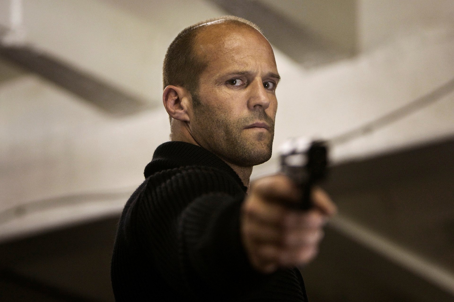 jason statham mechanic actor look gun