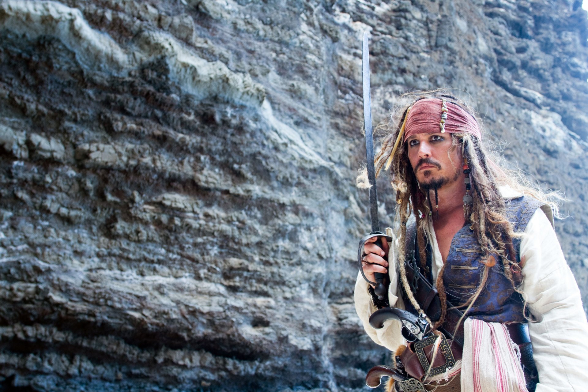 johnny depp schauspieler captain jack sparrow säbel rock fluch der karibik 4