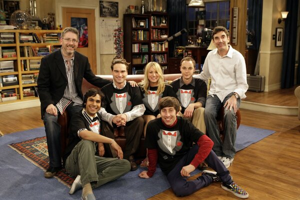 Ritratto congiunto di autori e attori della serie The Big Bang Theory .