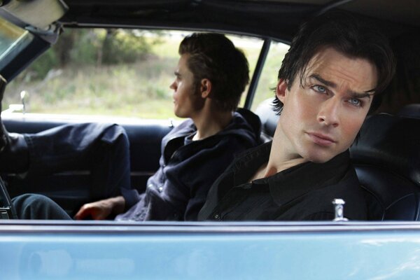 Los hermanos Damon y Stefan en el coche