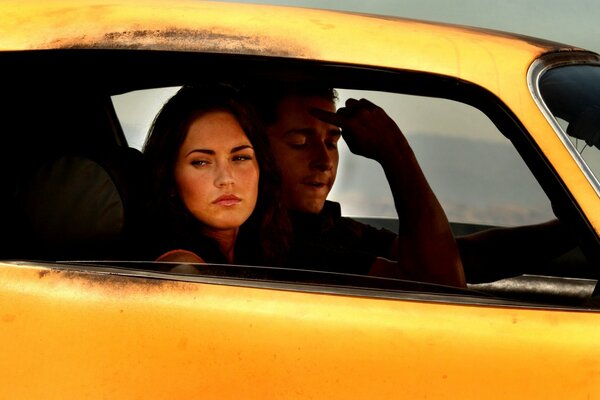 Megan Fox im gelben Auto von Transformers