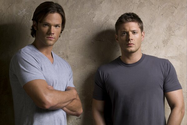 Dean et Jensen dans la série Supernatural