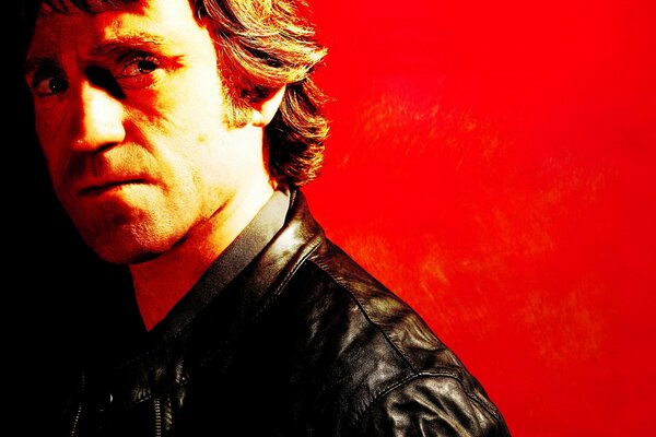 Portrait de Vysotsky sur fond rouge vif