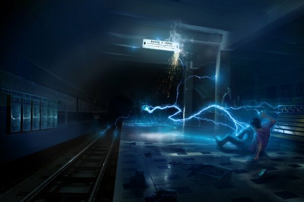 Арт с фантомом и человеком в метро. Электрическая волна бьет человека
