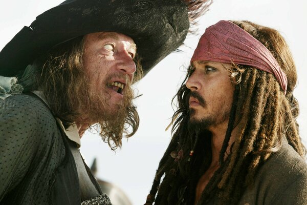 Jack Sparrow y Barbossa. Fotograma de Piratas del Caribe .