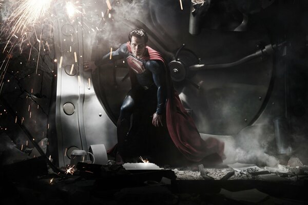 Супермен в плаще на фоне металла и искр