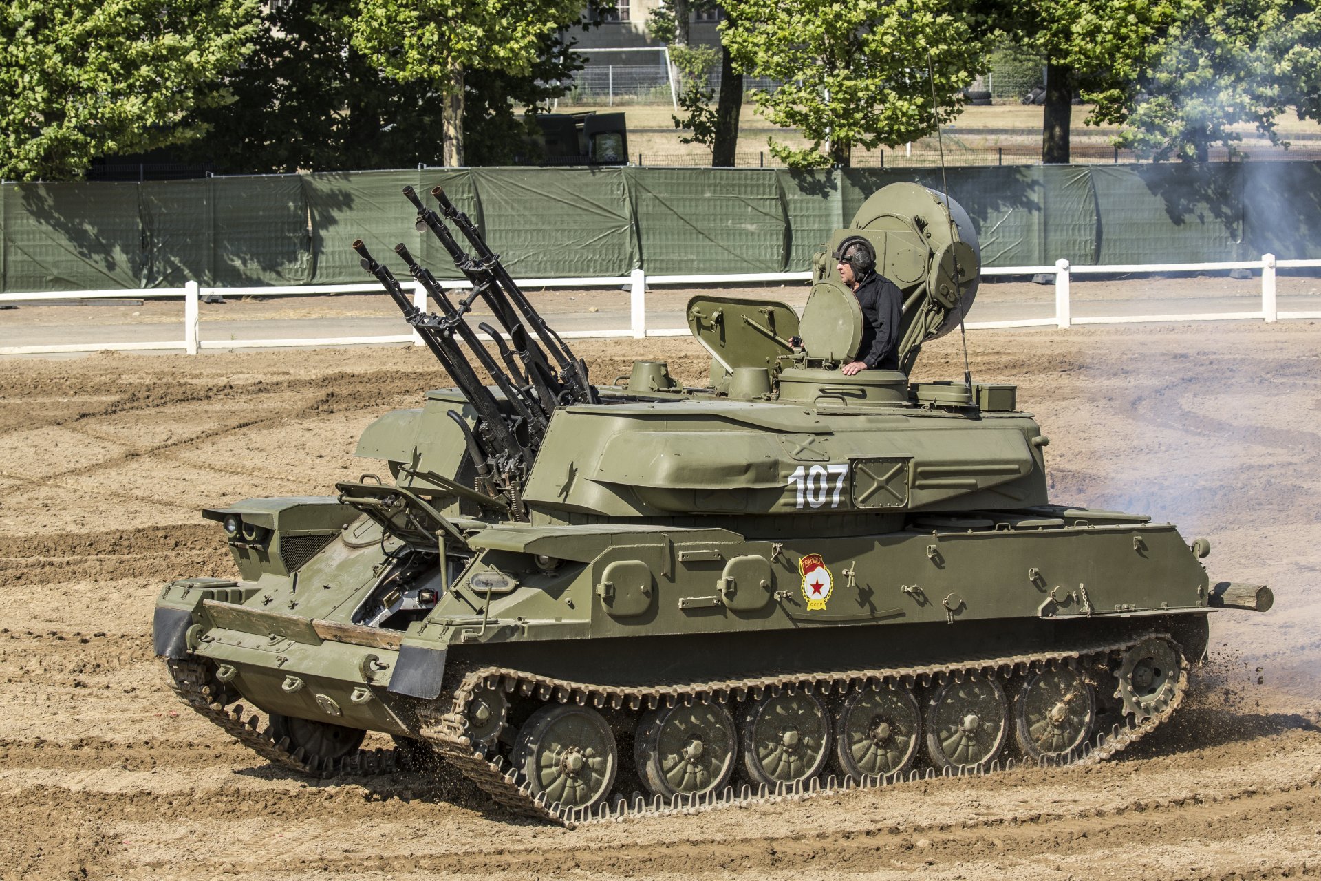 zsu-23-4 shilka soviétique antiaérienne installation automotrice champ