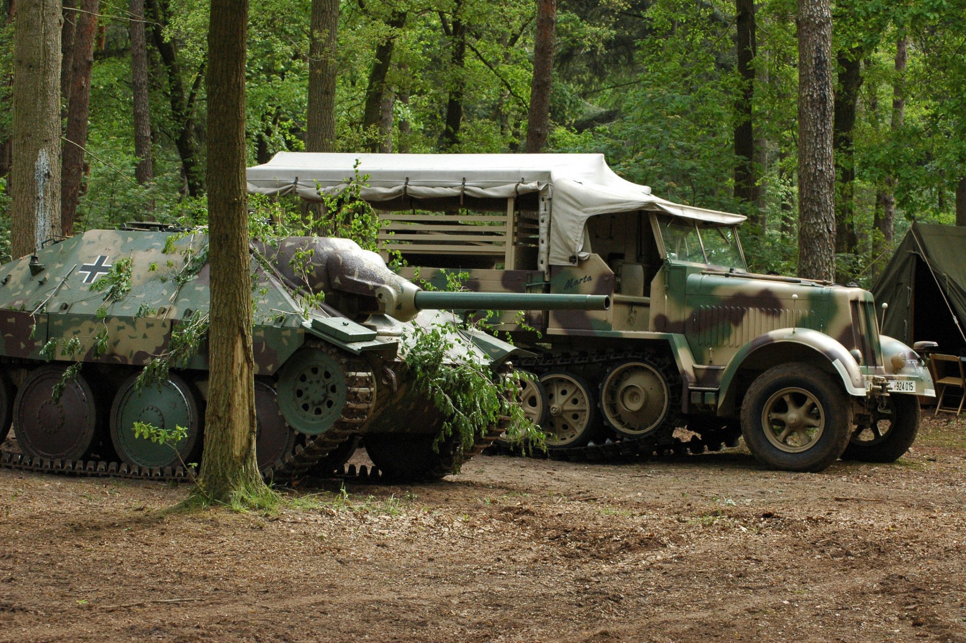 hetzer hetzer jagdpanzer 38 samobieżna artyleria gąsienicowa ciężarówka wojskowa las