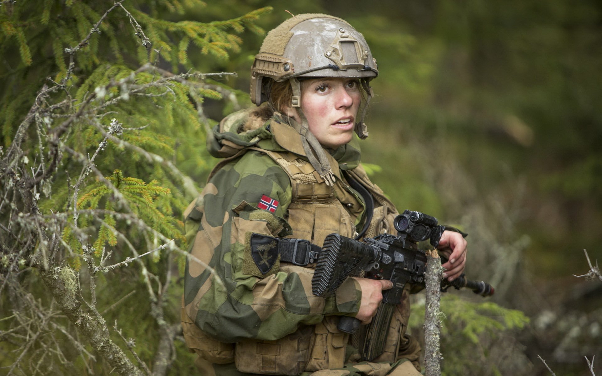 norwegian army girl men weapon