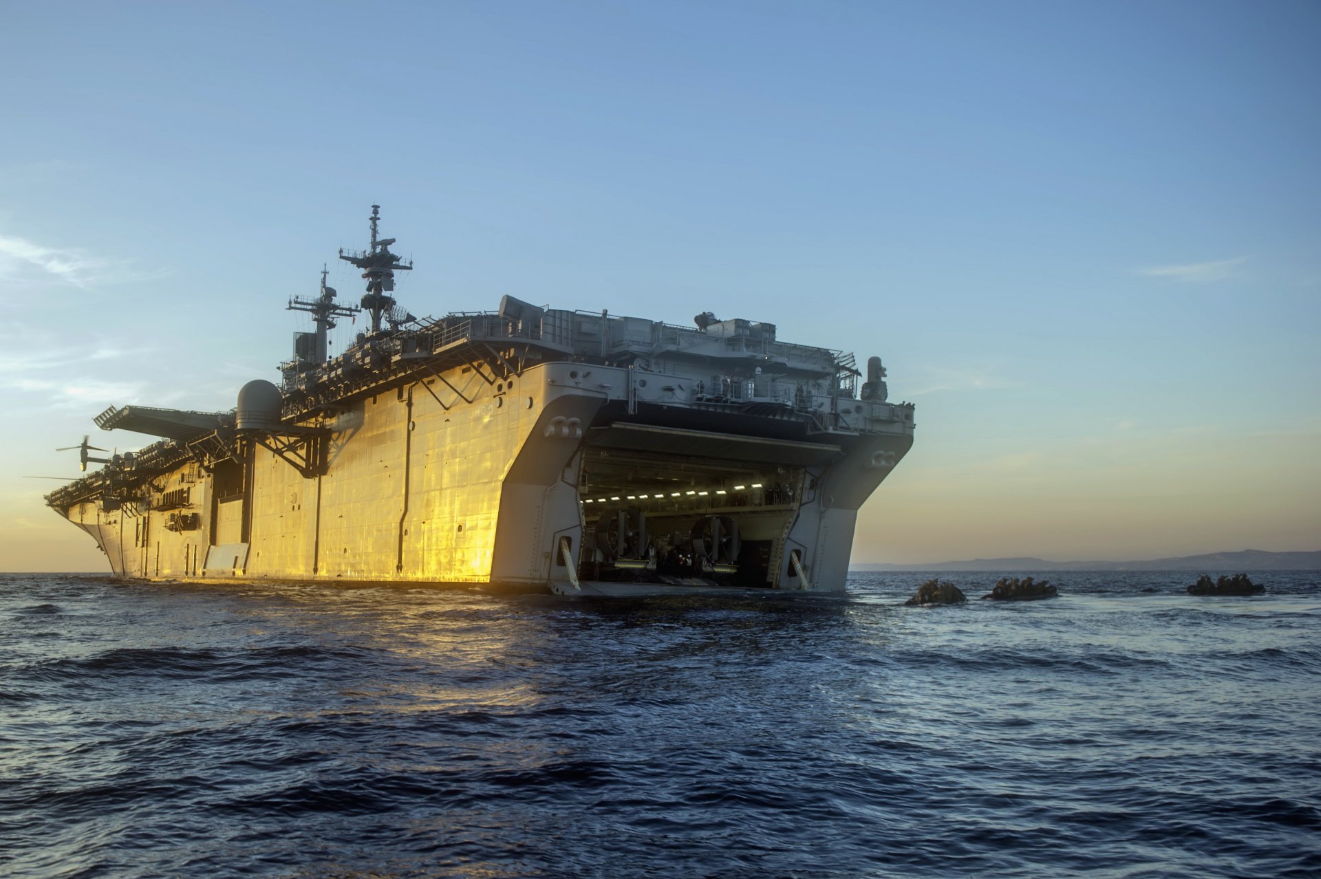 uss essexbamphibious assault ship parachutage armes armée