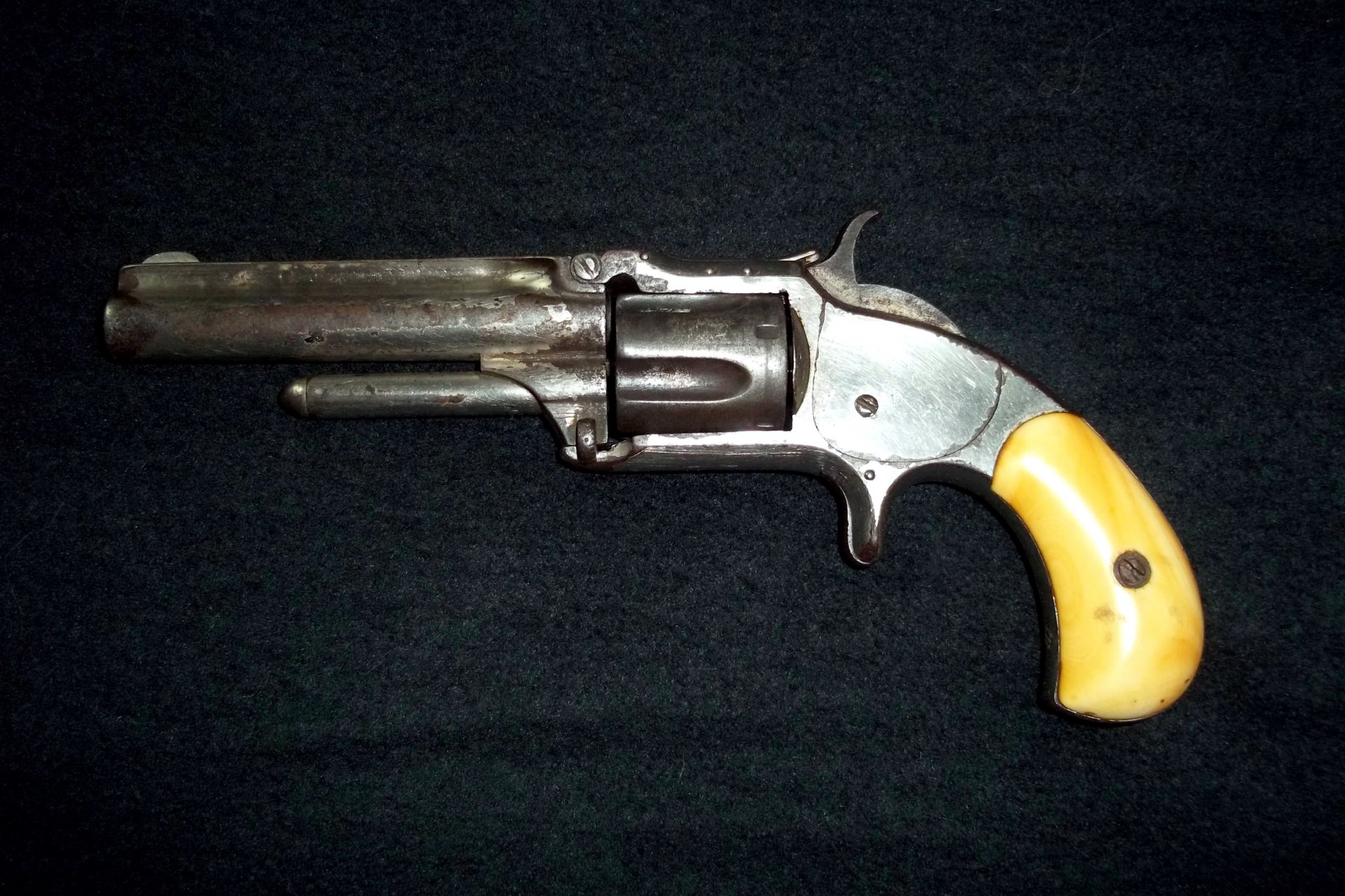 revolver smith & wesson modell 1 tasche versteckt tragen nahkampf kampf smith wesson historisch wertvoll smith&wesson revolver historisch glanz weiß metall kunststoff lack fliege trommel abzug schrauben spuren rost alt doro