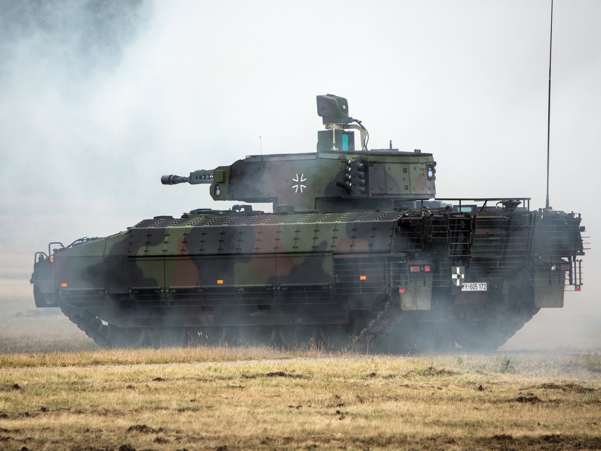 puma schützenpanzer allemand blindé combat véhicule infanterie fumée