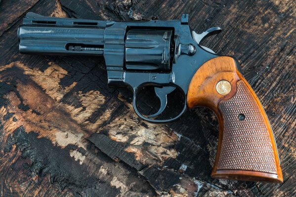 Schwarzer Revolver mit braunem Griff