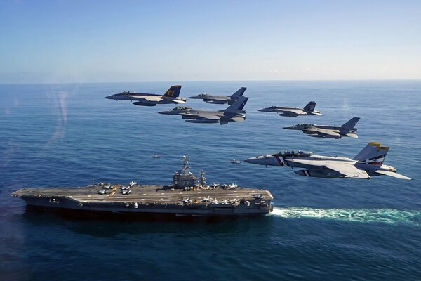 Uss George Washington naviguant sur la mer