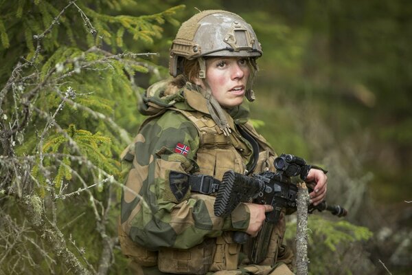 Chica soldado con armas en la mano