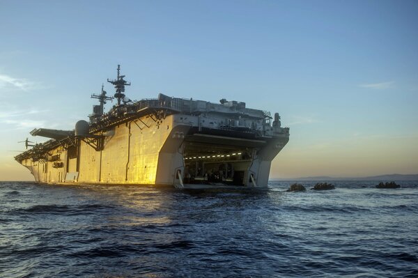 Zdjęcie USS essex amphibious ship. Zdjęcie na wodzie. Obraz na pulpicie