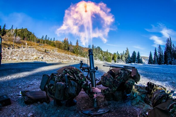 Tourné dans le ciel. Soldats sur la route