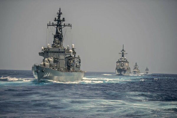 Военные корабли бороздят просторы моря