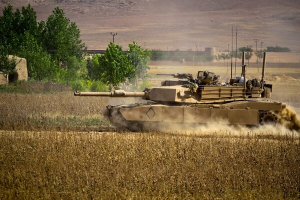 Ein Khaki-Panzer fährt durch die Steppe