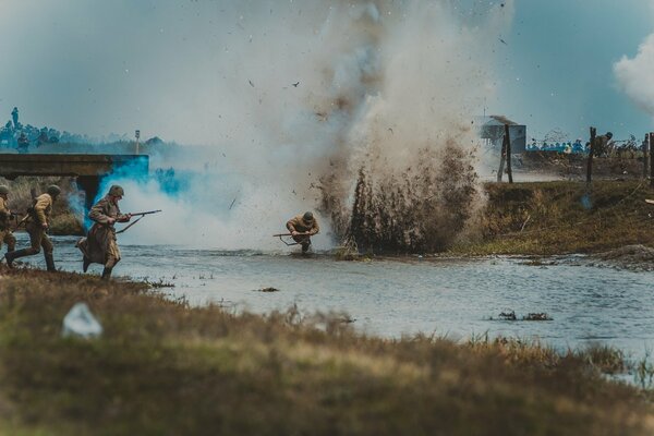 Soldats au combat. Explosion à côté d un soldat