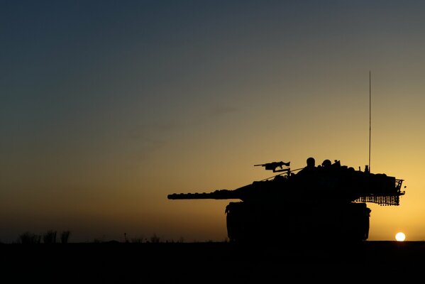 Tank in der untergehenden Sonne steht in der Steppe