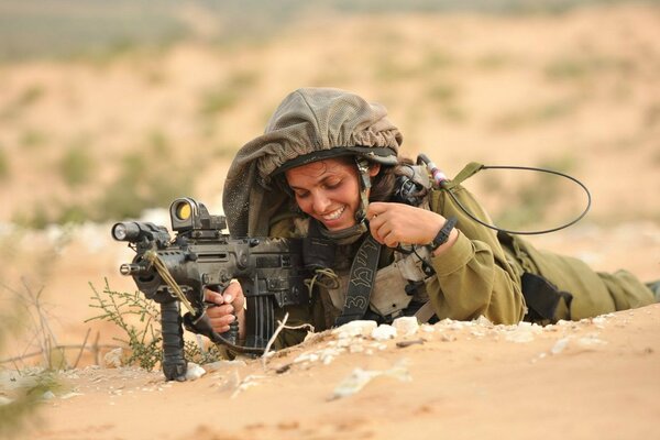 Ein israelisches Mädchen Soldat mit einer Waffe in der Hand