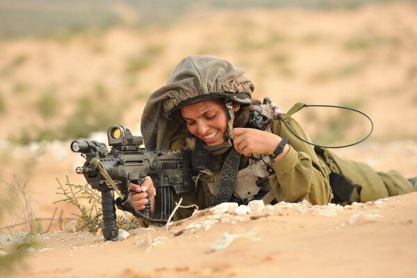 Soldado israelí con armas en la mano
