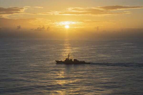 Niszczyciel rakietowy na Morzu Filipińskim o zachodzie słońca