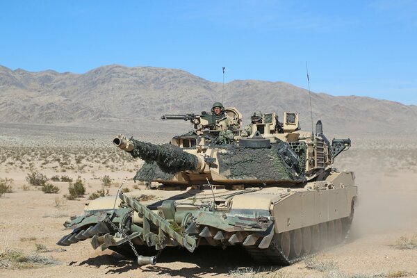 Un tanque militar viaja por el Suelo