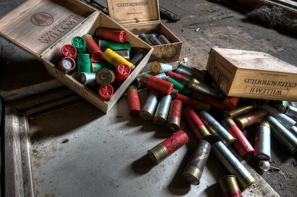 Scatole aperte di munizioni e armi