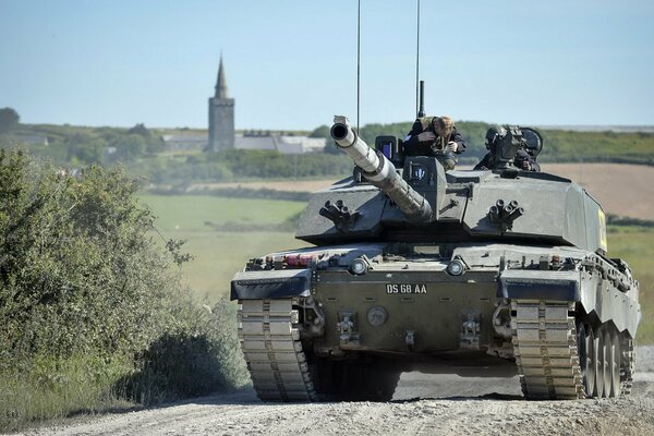 Ein Panzer fährt auf einer staubigen Straße