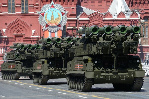 Sistema de misiles antiaéreos Buk-M1-2 en la Plaza roja